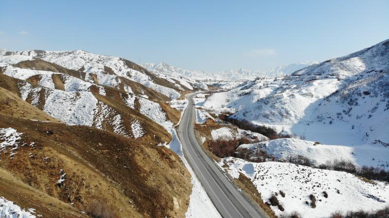 Hizan’ın bir tarafı yaz bir tarafı kış olan dağları görsel şölen oluşturuyor