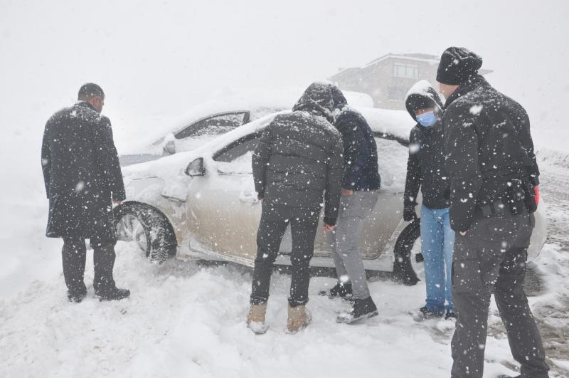 Hakkari’de kar sonrası zincirleme kaza! 8 araç birbirine çarparak durabildi