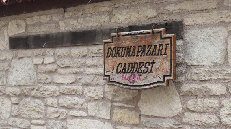 Denizli’de tarihi yol çöktü! 2 araç mahsur kaldı 