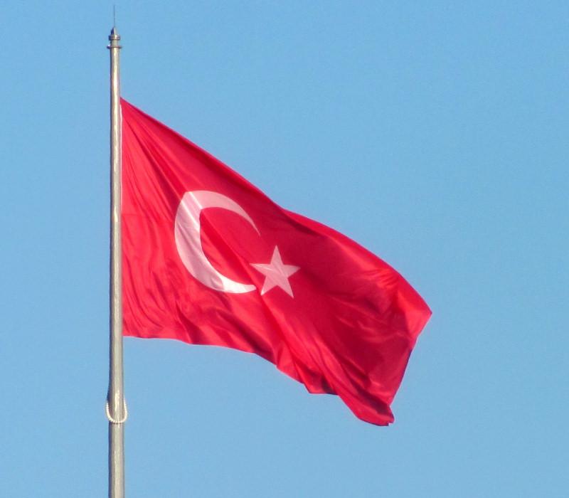 Araban'da şiddetli rüzgardan zarar gören Türk Bayrağı yenilendi