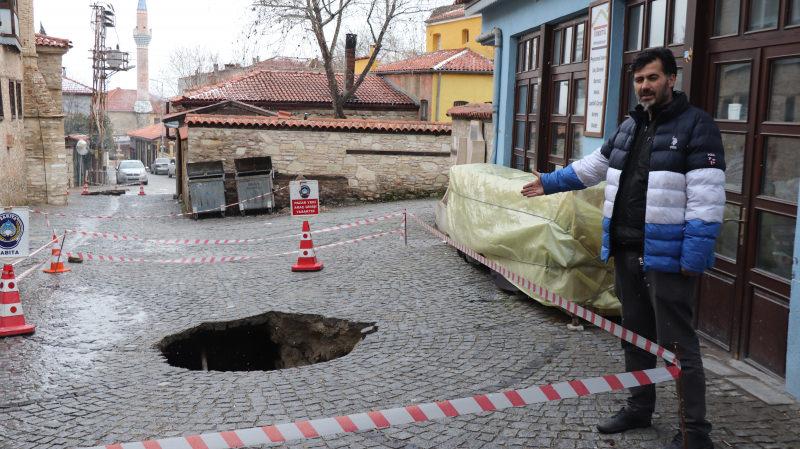Denizli’de tarihi yol çöktü! 2 araç mahsur kaldı 