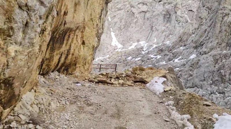 132 yıllık taş yol suyla doldu