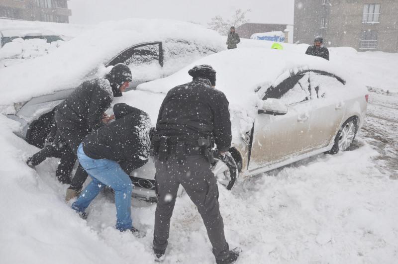 Hakkari’de kar sonrası zincirleme kaza! 8 araç birbirine çarparak durabildi