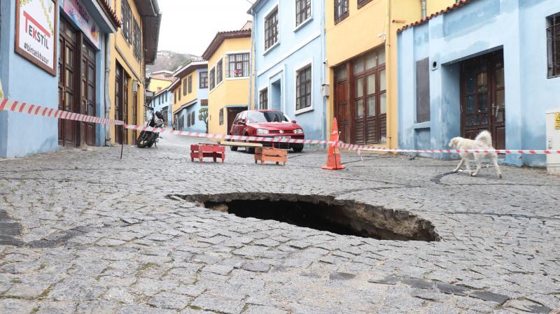 Denizli’de tarihi yol çöktü! 2 araç mahsur kaldı 