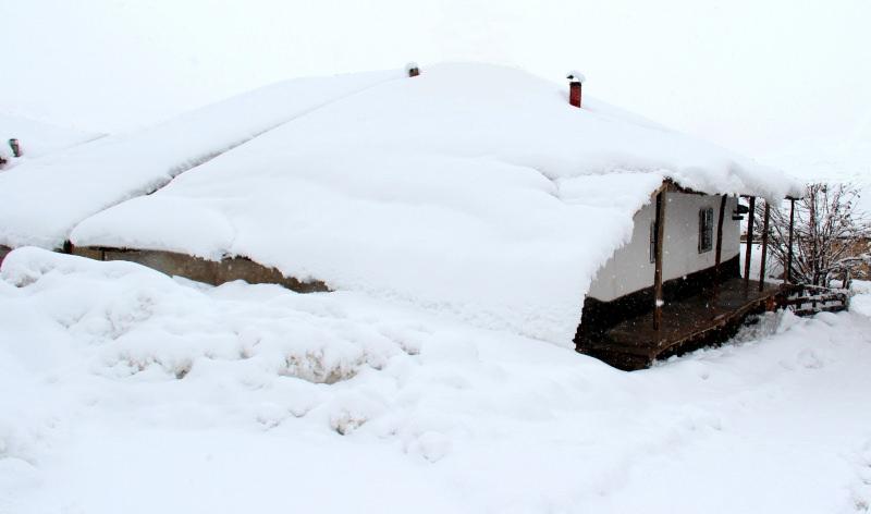 Kahramanmaraş’ta tek katlı evler ve ahırlar karla kaplandı