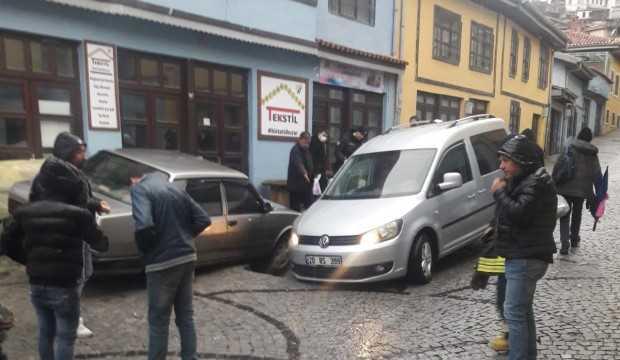 Denizli’de tarihi yol çöktü! 2 araç mahsur kaldı 