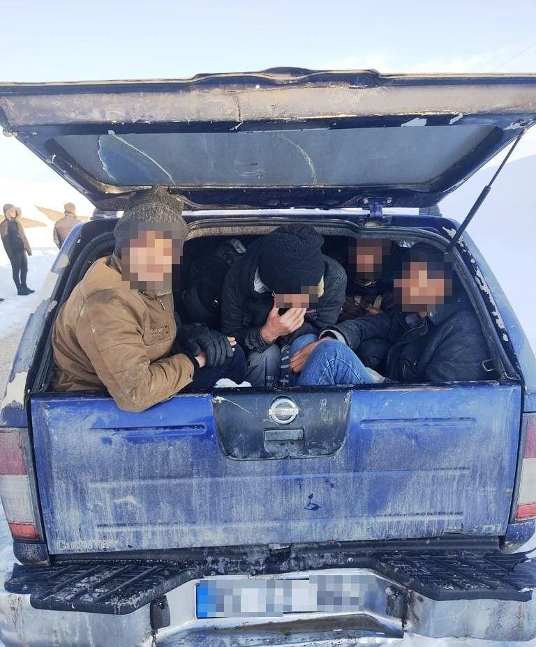 Van’da “dur” ihtarına uymayan araçtan 18 kaçak göçmen çıktı   
