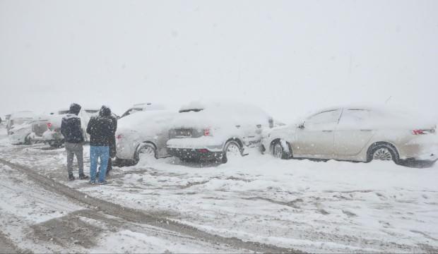 Hakkari&rsquo;de kar sonrası zincirleme kaza! 8 ara&ccedil; birbirine &ccedil;arparak durabildi