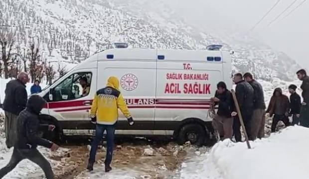 Hakkari&rsquo;de yolda mahsur kalan ambulansın imdadına k&ouml;yl&uuml;ler koştu 