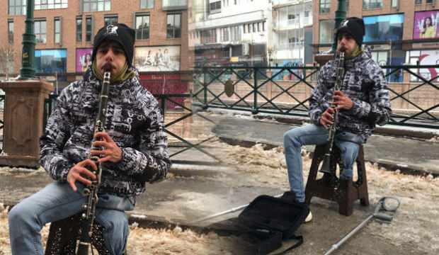 İç savaşta bacağını kaybeden Iraklı Mustafa, Eskişehir'de sokak sanatçılığı yapıyor
