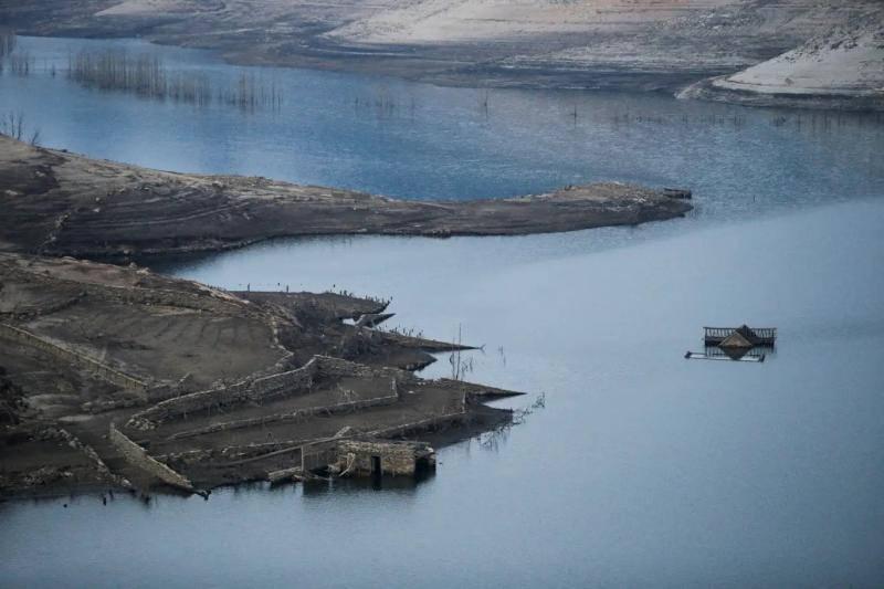 Devam eden kuraklık sırasında Limia nehrinden bir çatı su yüzeyine çıktı (Reuters)