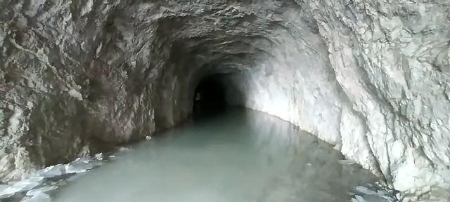 132 yıllık taş yol suyla doldu