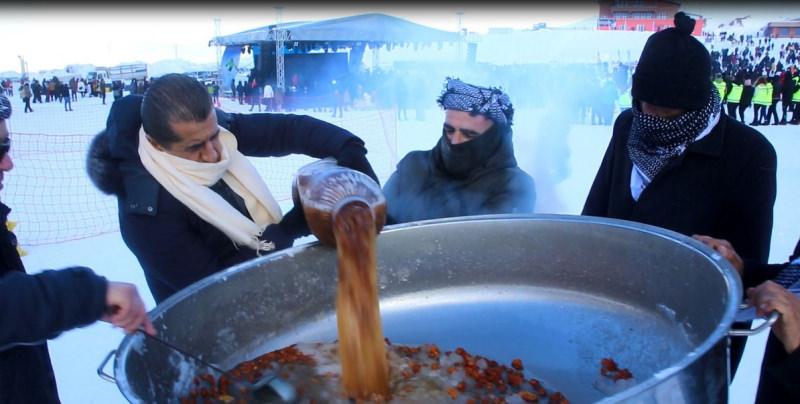 4. Kar Festivali'nde türkücü Aydın Aydın, kar suyu ile enerji içeceğini tanıttı