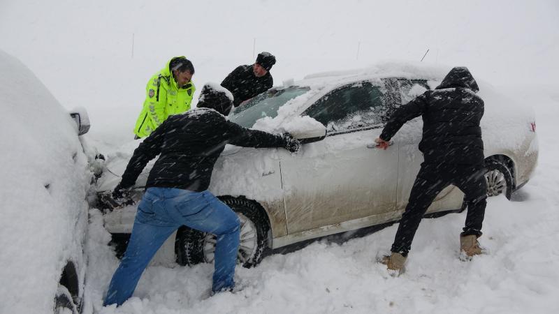 Hakkari’de kar sonrası zincirleme kaza! 8 araç birbirine çarparak durabildi