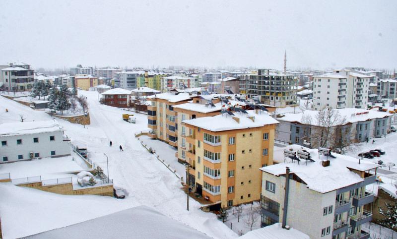 Kahramanmaraş’ta tek katlı evler ve ahırlar karla kaplandı