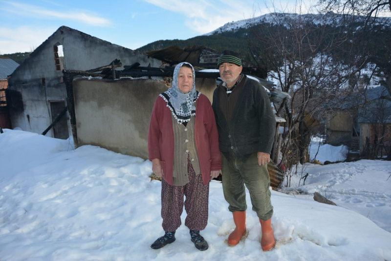 Afyonkarahisar’da yangında evlerini kaybeden yaşlı çift Bakan Kurum’dan yardım bekliyor