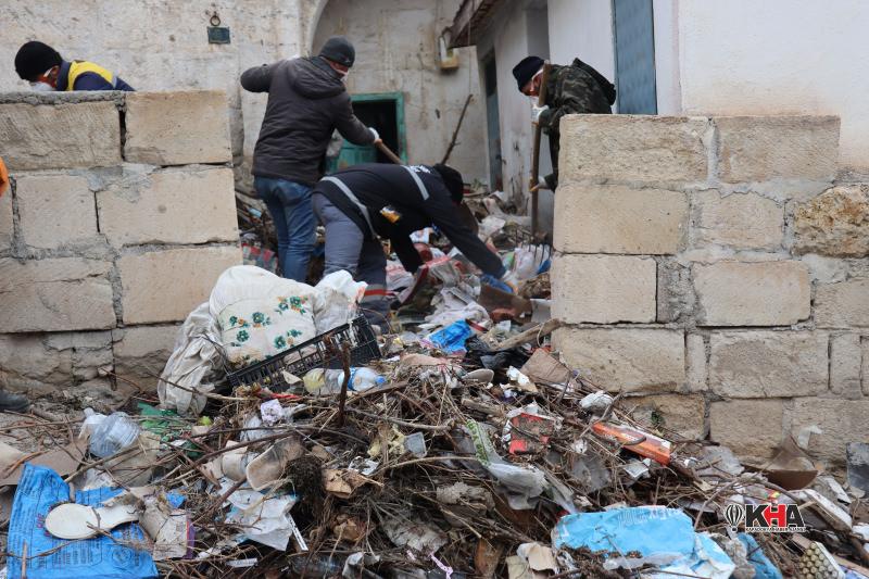 Nevşehir’de bir evden 15 araba çöp çıkartıldı