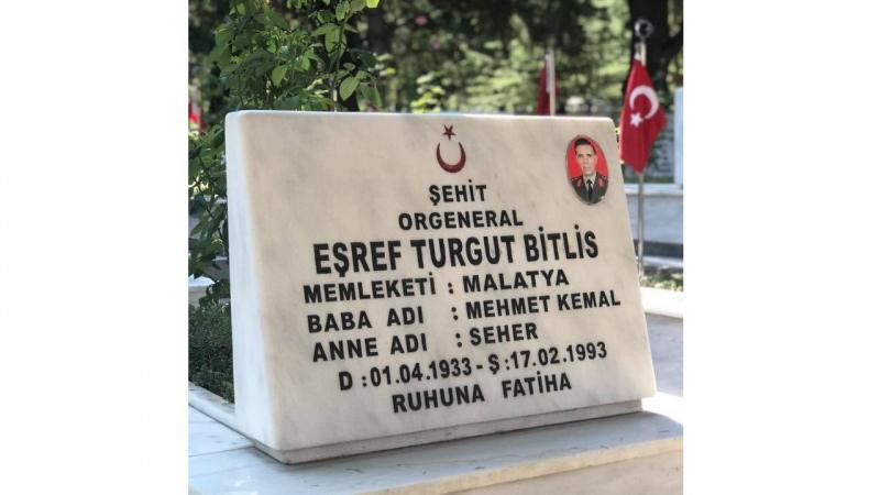 Eşref Bitlis'in mezarı