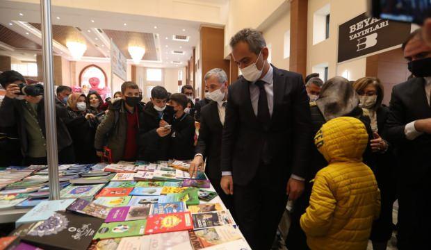 Bakan Özer Çocuk Şenliği Kitap Fuarı'nda çocukları yalnız bırakmadı 