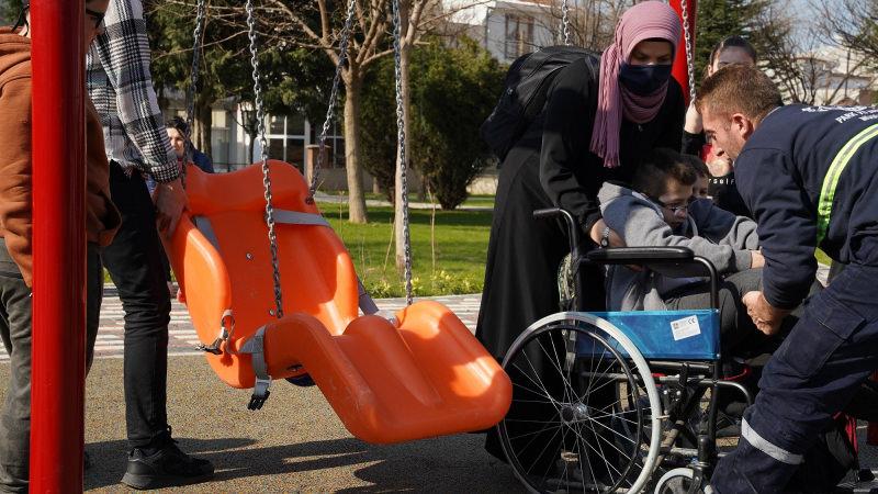  Yürüme engeli bulunan Alperen’in salıncak sevinci 