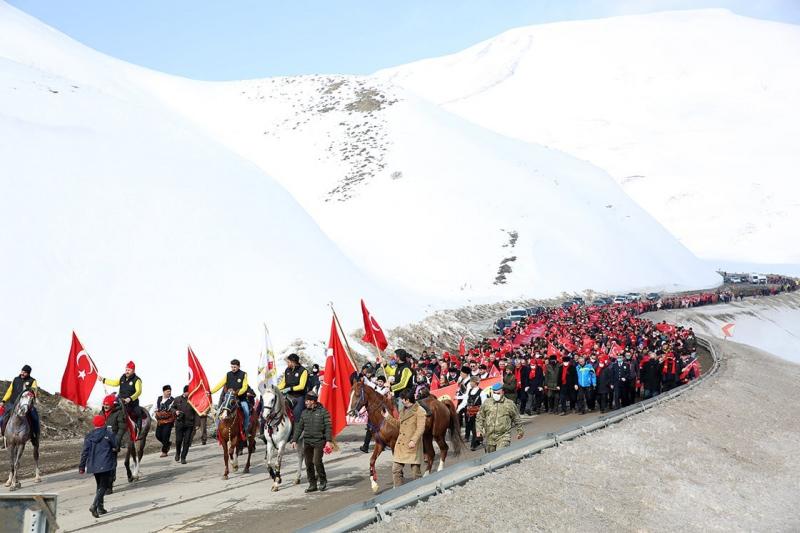 Bayburt’un düşman işgalinden kurtuluşunun 104’ncü yıl dönümü kutlamaları kapsamında Kop Dağı’nda Şehitlere Saygı Yürüyüşü düzenlendi.