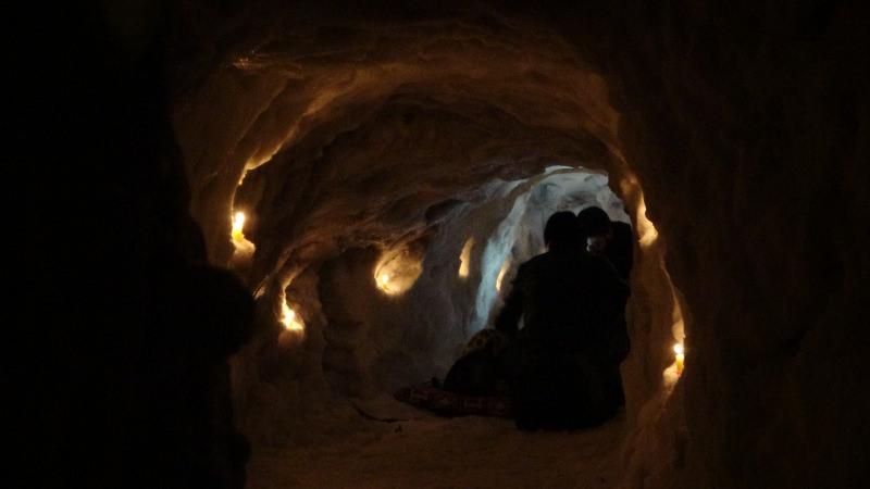 Hakkari’de 20 metre uzunluğundaki kar tünelinde müzik ve çay ziyafeti 