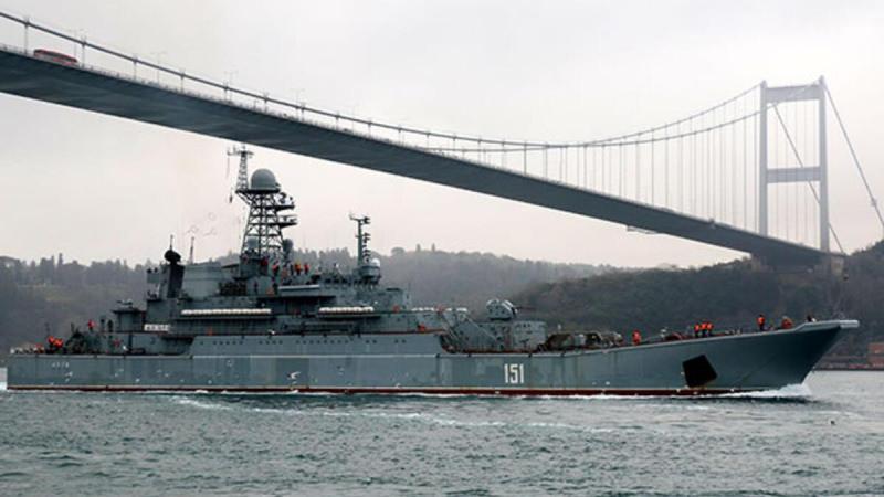 Rus gemisi İstanbul Boğazı'ndan geçerken