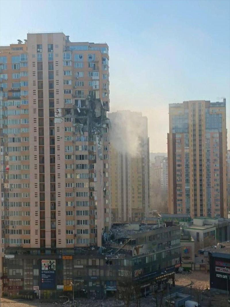 Rusya, sivillerin yaşadığı binaları da vurmaya başladı.