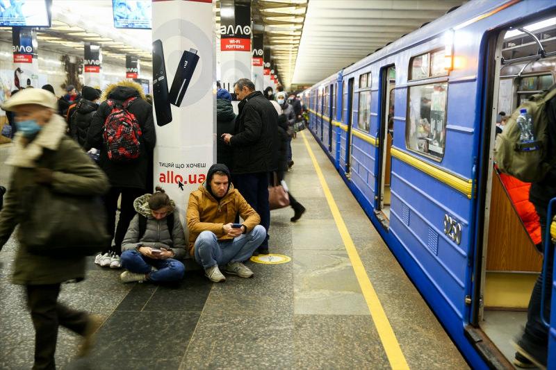 Rus saldırılarından korkan Ukraynalılar geceyi metro istasyonlarında  geçiriyor - DÜNYA Haberleri