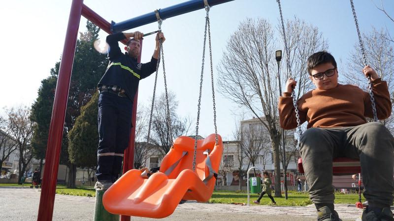  Yürüme engeli bulunan Alperen’in salıncak sevinci 