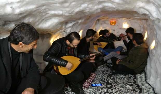 Hakkari’de 20 metre uzunluğundaki kar tünelinde müzik ve çay ziyafeti 
