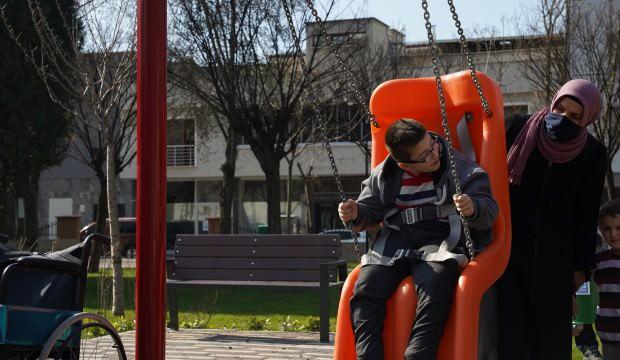  Yürüme engeli bulunan Alperen’in salıncak sevinci 