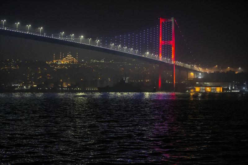 Rus donanmasına ait bir askeri gemi, İstanbul Boğazı'ndan geçerek Karadeniz’e açıldı. Çanakkale yönünden İstanbul Boğazı’na giren Rusya'nın Karadeniz filosu gemilerinden 104 metre boyundaki 375 borda numaralı 