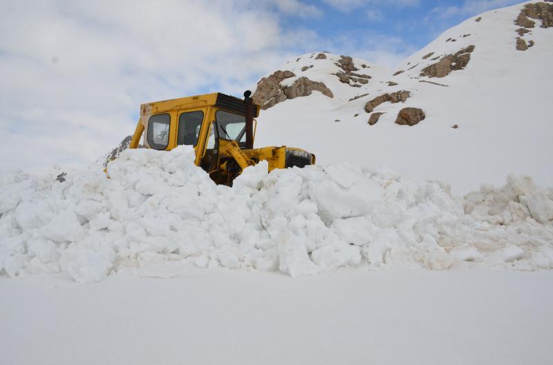 Şırnak’ta kar kalınlığı 5 metreyi buldu, ekipler 15 günde bir yolu açıyor   