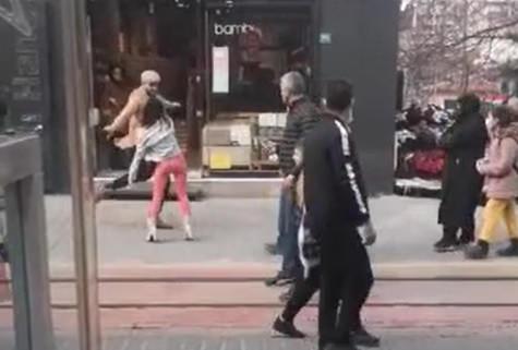 Caddede kadını tekmeledi, tepki görünce kaçtı