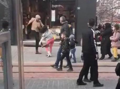 Caddede kadını tekmeledi, tepki görünce kaçtı