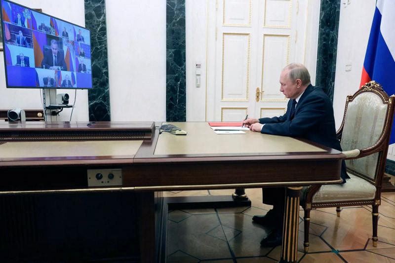 Putin, Güvenlik Konseyi üyeleri ile toplantı yaptı.