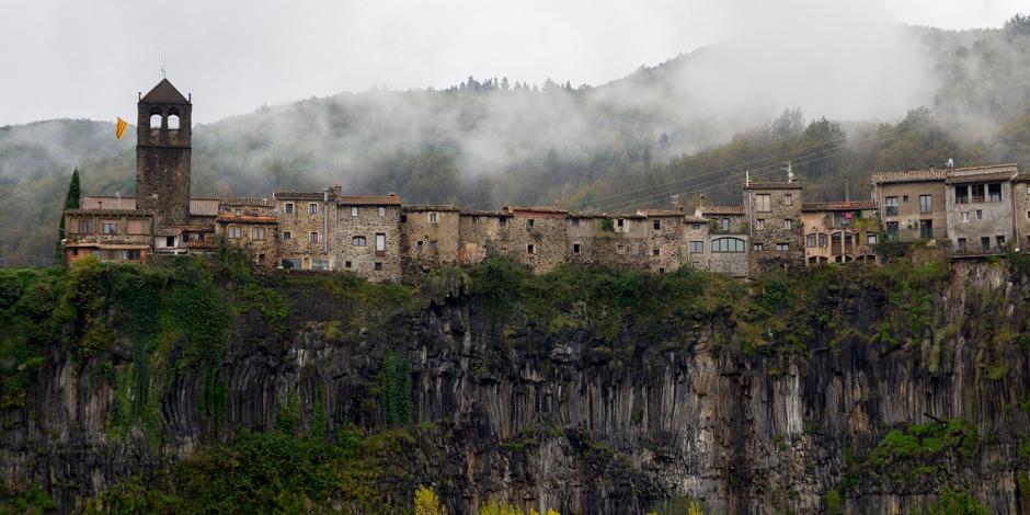 Uçurumun üzerindeki köy: Castellfollit de la Roca