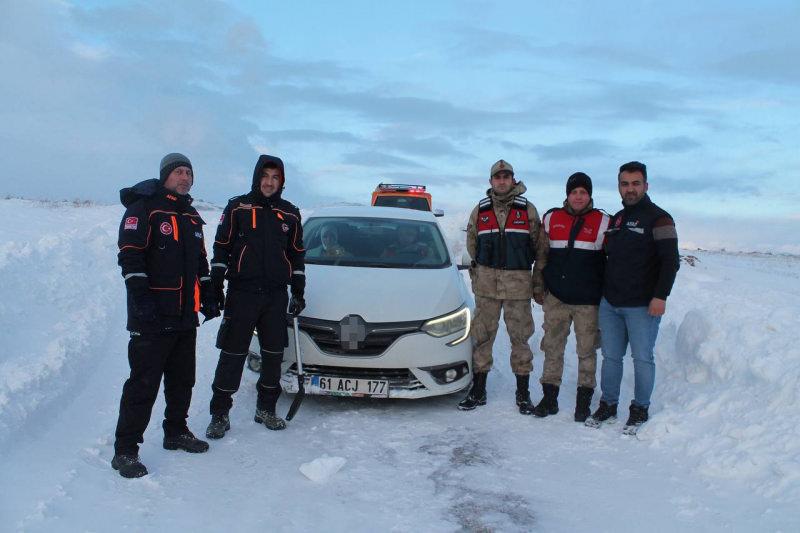 Bayburt’ta kar ve tipide mahsur kalan Kuveytli 2 turist kurtarıldı