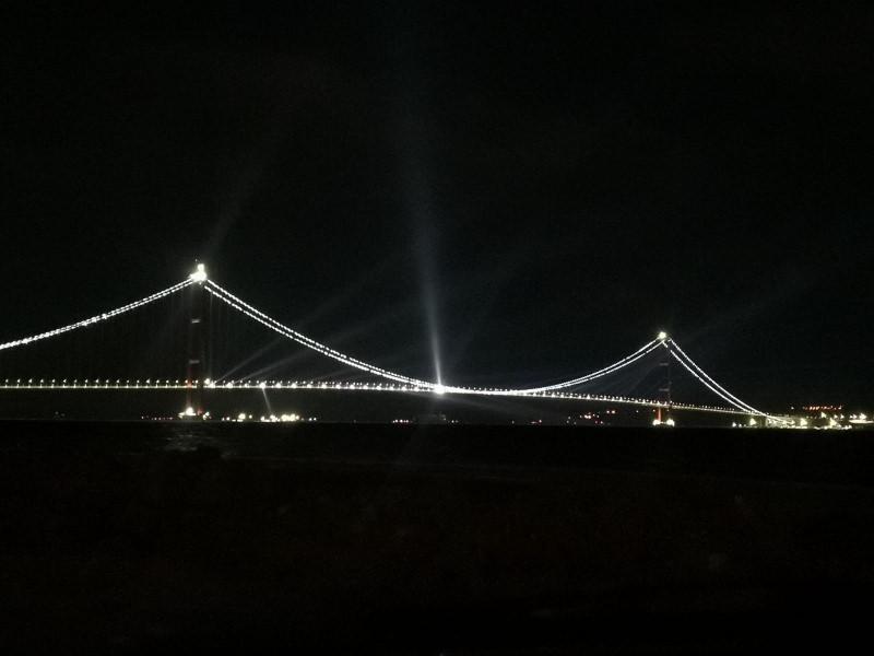 Başkan Erdoğan tarafından açılışı gerçekleştirilen 1915 Çanakkale Köprüsü'nde, havanın kararmasıyla birlikte lazer ışık gösterisi yapıldı. 