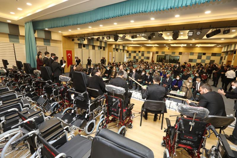 Büyükşehir, engelli bireylere 250 tekerlekli sandalye dağıttı 