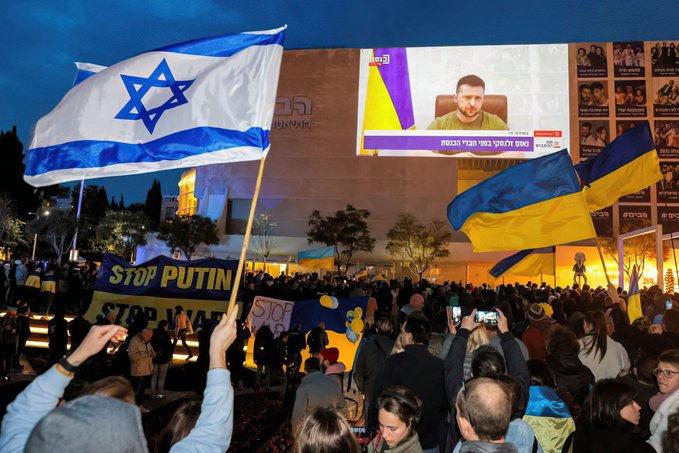 İsrail'de yüzlerce gösterici ellerinde Ukrayna bayrakları ile Zelenskiy'i dinlemek için meydanda toplandı.