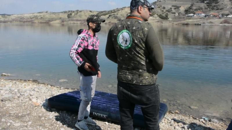 Denizli’de gençler adrenalin olsun diye şişme yatakla baraj gölüne girdiler