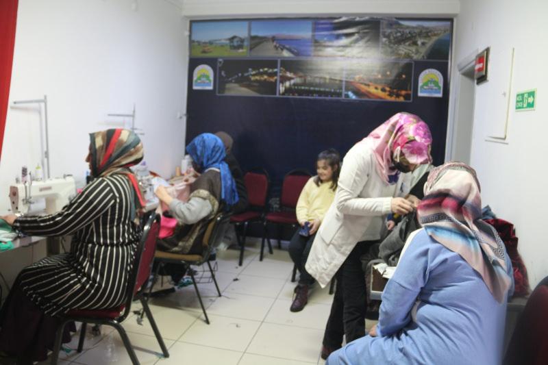 Bitlis’te kadınlar kendi kıyafetlerini tasarlayarak ev ekonomisine katkı sağlıyor