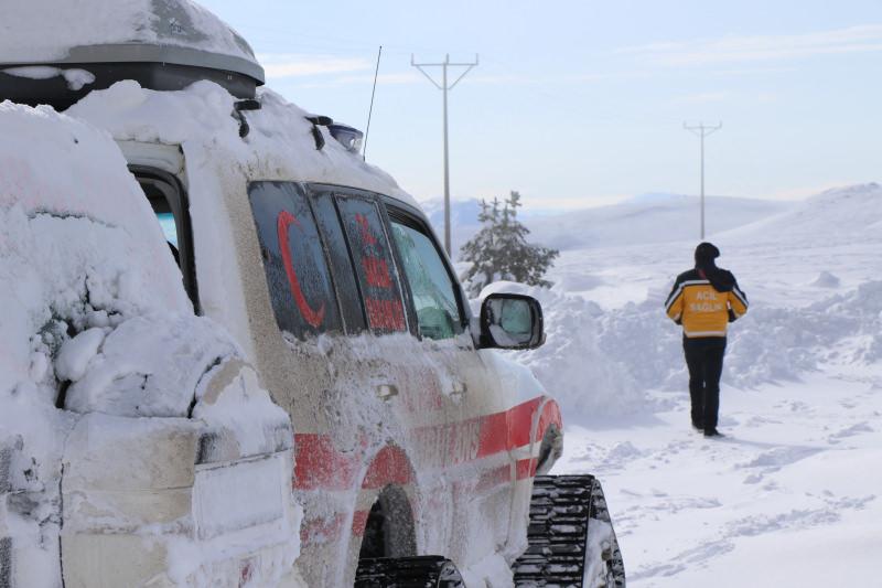 Erzincan'da zorlu hava koşullarına rağmen paletli ambulanslar 55 hastaya ulaştı