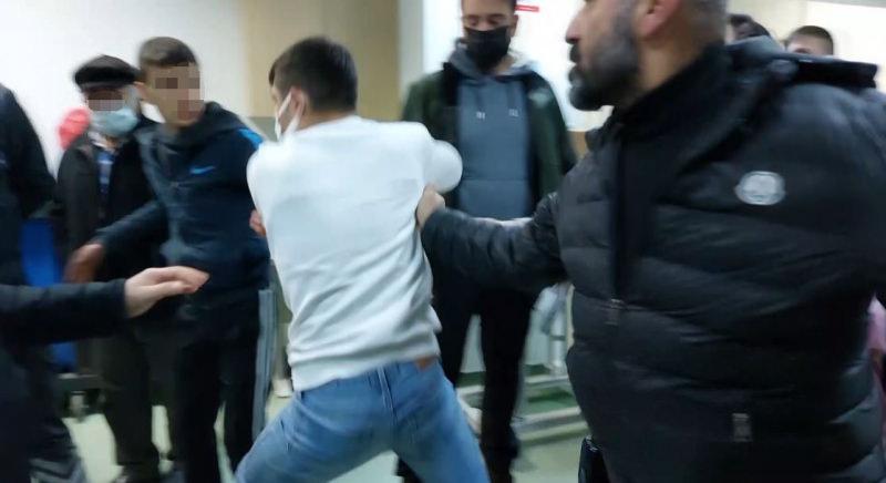 Silahlı saldırıda yaralanan genç hastaneden kaçmak istedi  
