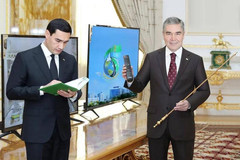 Gurbanguli Berdimuhamedov (sağda) ve oğlu Serdar Berdimuhamedov (solda)