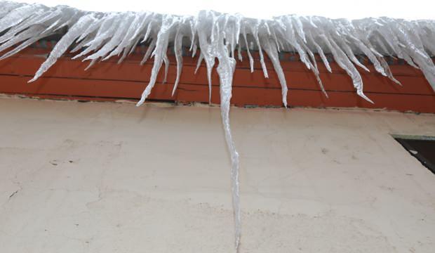 Van’da çatılarda oluşan 3 metrelik buz sarkıtlar endişeye neden oluyor