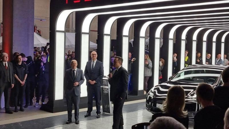 Tesla CEO’su Elon Musk ve Almanya Başbakanı Olaf Scholz