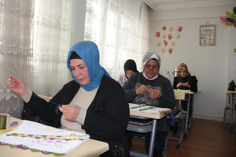  Bitlisli kadınların elinde iğne oyası yeniden hayat buluyor